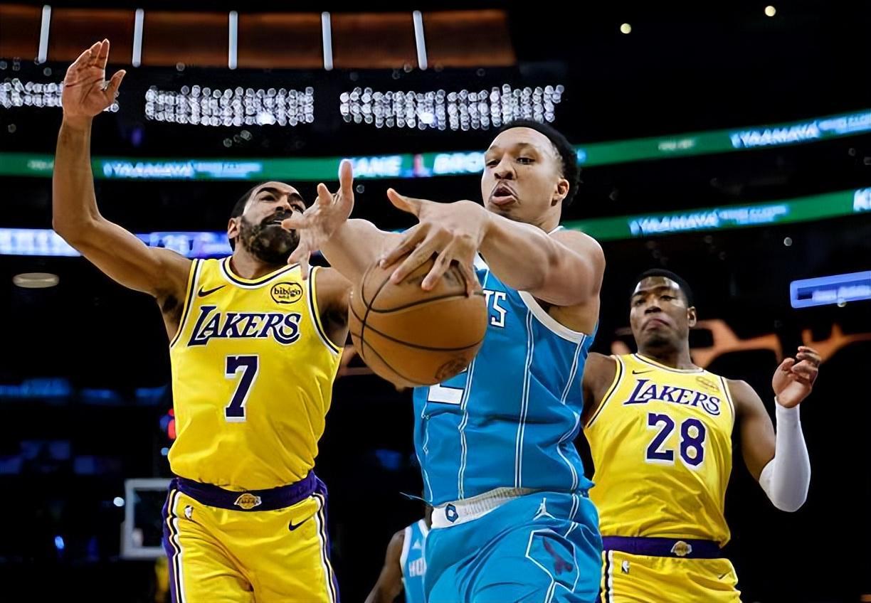 赛程表-打了半天最高数据是犯规，湖人替补后场连底薪球员的水平都达不到